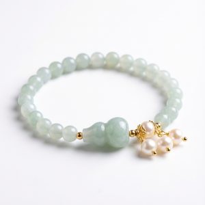 Light Green Jade Wu Lou Amulet Bracelet - Professional Photo
